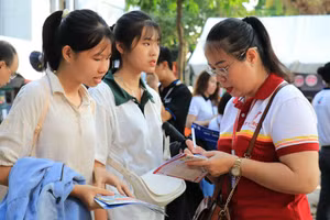 Bộ phận tuyển sinh Trường Cao đẳng Lý Tự trọng tư vấn về chương trình học cho học sinh. Ảnh: T.N