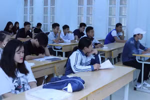 Học sinh Trường THPT Chiềng Sinh, thành phố Sơn La nghe hướng dẫn quy chế để bước vào kỳ thi tốt nghiệp.