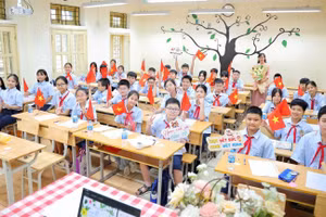 Cô trò Trường THCS Đống Đa (Kim Liên, Hà Nội).