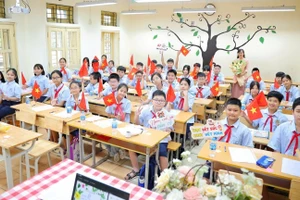 Cô trò Trường THCS Đống Đa (Kim Liên, Hà Nội).