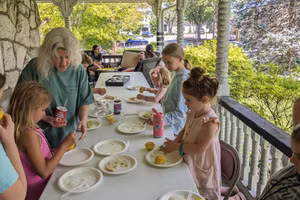 Trẻ sẽ có cơ hội học hỏi những điều mới và tương tác với bạn cùng lứa. Ảnh: INT.
