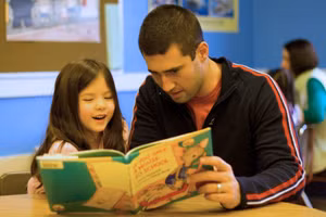 Mặc dù mang lại nhiều tiện ích, nhưng công nghệ không thể thay thế hoàn toàn trải nghiệm đọc sách truyền thống. Ảnh: INT.