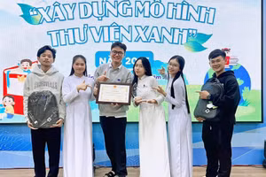 Học sinh Trường THPT Phan Châu Trinh (phường Hải Châu, TP Đà Nẵng) nhận giải thưởng dự án “Xây dựng mô hình thư viện xanh”. Ảnh: NTCC