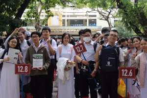 Học sinh Trường THPT Nguyễn Công Trứ (Gò Vấp, TPHCM) trong buổi tư vấn hướng nghiệp tại trường. Ảnh: L.N