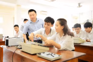 Sinh viên Trường Đại học Sư phạm (Đại học Huế) trong giờ thực hành. Ảnh: ITN