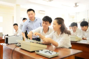 Sinh viên Trường Đại học Sư phạm (Đại học Huế) trong giờ thực hành. Ảnh: ITN