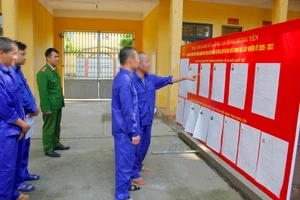 Người bị tạm giữ, tạm giam tại Trại tạm giam số 1 (Công an tỉnh Hưng Yên) tích cực tìm hiểu thông tin về các ứng cử viên thông qua danh sách được niêm yết công khai.