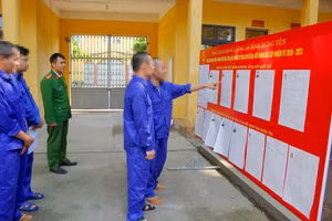 Người bị tạm giữ, tạm giam tại Trại tạm giam số 1 (Công an tỉnh Hưng Yên) tích cực tìm hiểu thông tin về các ứng cử viên thông qua danh sách được niêm yết công khai.