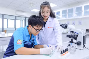 Sinh viên Trường Đại học Văn Lang trong giờ thực hành xét nghiệm y khoa. Ảnh: VLU