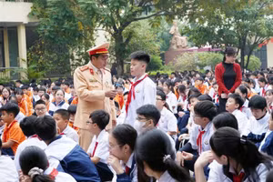 Một buổi tuyên truyền an toàn giao thông của Công an TP Hà Nội.