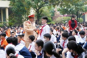 Một buổi tuyên truyền an toàn giao thông của Công an TP Hà Nội.