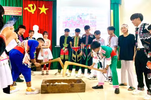 Hoạt động giao lưu văn hóa các dân tộc tại Trung tâm GDNN-GDTX huyện Kỳ Sơn, Nghệ An. Ảnh: NVCC