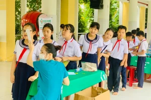 Học sinh Trường Tiểu học Võ Thị Sáu (quận Hải Châu, TP Đà Nẵng) được khám sức khỏe đầu năm học 2024 - 2025. Ảnh: NTCC