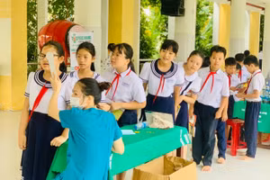 Học sinh Trường Tiểu học Võ Thị Sáu (quận Hải Châu, TP Đà Nẵng) được khám sức khỏe đầu năm học 2024 - 2025. Ảnh: NTCC