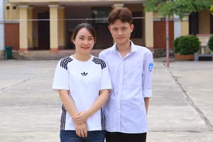 Trần Hữu Thịnh cùng cô Đặng Thị Thu Huyền, giáo viên chủ nhiệm lớp 12A1. 