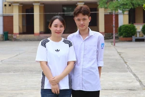 Trần Hữu Thịnh cùng cô Đặng Thị Thu Huyền, giáo viên chủ nhiệm lớp 12A1.