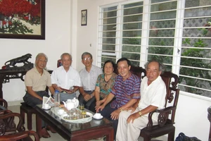 Thầy trò chúng tôi tới thăm cô Giần (dạy Toán) tại nhà riêng ở TP Hồ Chí Minh, ngày 20/7/2014 (thầy Đoàn Minh Tân ngồi bìa phải). Ảnh: NVCC