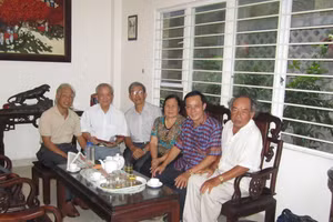 Thầy trò chúng tôi tới thăm cô Giần (dạy Toán) tại nhà riêng ở TP Hồ Chí Minh, ngày 20/7/2014 (thầy Đoàn Minh Tân ngồi bìa phải). Ảnh: NVCC