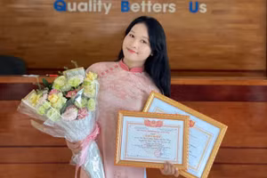 Ba năm liền, Hằng đều đạt danh hiệu sinh viên giỏi.