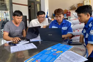 Tổ hỗ trợ chuyển đổi số Trường Cao đẳng Kỹ thuật Công nghệ Nha Trang ra quân hướng dẫn người dân sử dụng dịch vụ công trực tuyến (tháng 11/2025).