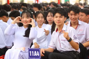 Học sinh TP Cần Thơ hân hoan trong ngày khai giảng. Ảnh: Q. Ngữ