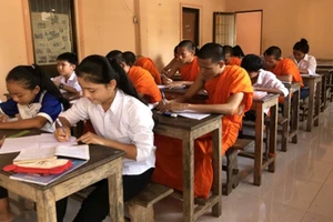 Lớp học chữ Khmer dịp hè tại chùa của đồng bào dân tộc Khmer huyện Châu Thành (Trà Vinh). Ảnh: CTV