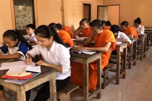 Lớp học chữ Khmer dịp hè tại chùa của đồng bào dân tộc Khmer huyện Châu Thành (Trà Vinh). Ảnh: CTV
