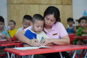 Cô và trò Trường Mẫu giáo số 2 Ba Đình (Hà Nội). Ảnh: Xuân Phú