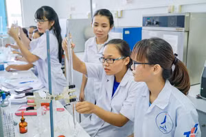Sinh viên Trường Đại học Tôn Đức Thắng trong giờ nghiên cứu khoa học. Ảnh: TDTU