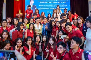 Tỷ phú Johnathan Hạnh Nguyễn truyền cảm hứng tới sinh viên Trường Đại học Kinh tế (Đại học Quốc gia Hà Nội). Ảnh: UEB