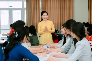 Giảng viên, sinh viên Trường Đại học Sư phạm (Đại học Đà Nẵng). Ảnh: NTCC