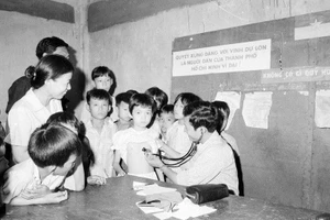 Sau ngày giải phóng, để đảm bảo sức khỏe cho nhân dân, các đoàn y tế của thành phố và các quận của Sài Gòn về tận phường, khóm khám bệnh và phát thuốc miễn phí cho nhân dân (7/1975). Ảnh: Đinh Quang Thành/TTXVN