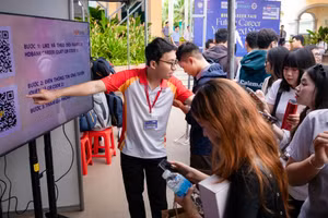 Học sinh, sinh viên tìm hiểu thông tin việc làm tại gian hàng một doanh nghiệp về tài chính, ngân hàng trong chương trình hướng nghiệp tại Trường Đại học Quốc tế Sài Gòn. Ảnh: SIU