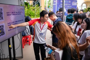 Học sinh, sinh viên tìm hiểu thông tin việc làm tại gian hàng một doanh nghiệp về tài chính, ngân hàng trong chương trình hướng nghiệp tại Trường Đại học Quốc tế Sài Gòn. Ảnh: SIU