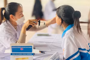 Nhân viên y tế Trường THCS Túc Duyên (Phan Đình Phùng, Thái Nguyên) kiểm tra sức khỏe định kỳ cho học sinh. Ảnh minh họa: INT