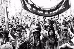 Thanh niên miền Bắc sôi nổi hưởng ứng phong trào Ba sẵn sàng (1969). Ảnh: Tư liệu TTXVN.