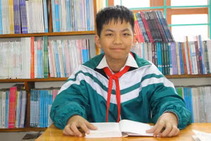 Niềm đam mê đọc sách đã giúp Bảo Long vui vẻ, hướng tới những điều tích cực. Ảnh: Phương Hồ