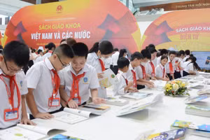 Học sinh tại Hà Nội tham quan triển lãm sách giáo khoa năm 2022. Ảnh minh họa: INT