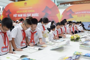 Học sinh tại Hà Nội tham quan triển lãm sách giáo khoa năm 2022. Ảnh minh họa: INT