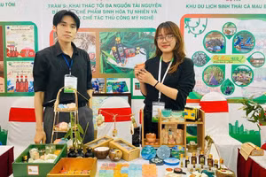 Ngô Cương bên các sản phẩm của dự án ‘‘Tràm’s: Khai thác tối đa nguồn tài nguyên bản địa”. Ảnh: Q.M