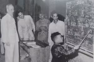 Chủ tịch Hồ Chí Minh thăm một lớp học của phong trào Bình dân học vụ. Ảnh tư liệu