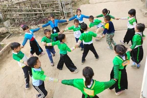 Cần tạo môi trường đoàn kết, yêu thương cho trẻ. Ảnh minh họa: Lê Thị Vân