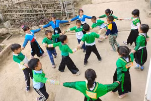 Cần tạo môi trường đoàn kết, yêu thương cho trẻ. Ảnh minh họa: Lê Thị Vân