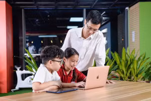 Đồng hành cùng con trong sử dụng Internet cũng là cách dạy trẻ tránh xa các mối nguy hiểm trên không gian ảo. Ảnh: VNPT.