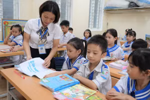 Cô và trò Trường Tiểu học Hà Huy Tập 2, phường Vinh Phú, Nghệ An. Ảnh: Hồ Lài