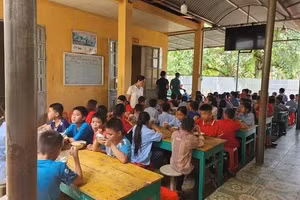 Học sinh Làng Nủ được đưa đến học tại điểm chính Trường Tiểu học - THCS số 1 Phúc Khánh. 