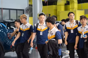 Sinh viên ngành Công nghệ ô tô, Trường Cao đẳng Bách khoa Bách Việt tham quan hệ thống xưởng của doanh nghiệp, tháng 3/2026. Ảnh: Bách Việt