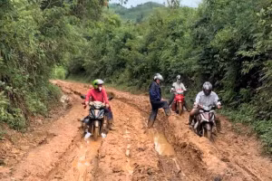 Đường đến trường lầy lội của giáo viên các trường trên địa bàn xã Pú Hồng (Điện Biên Đông, Điện Biên).