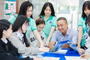 ThS Phạm Thái Sơn - Giám đốc Trung tâm Tuyển sinh và Truyền thông, Trường Đại học Công Thương TPHCM trao đổi cùng sinh viên. Ảnh: NVCC