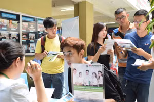 Sinh viên tìm kiếm cơ hội nghề nghiệp tại ngày hội việc làm.